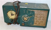 OLD GREEN PLASTIC EMERSON RADIO