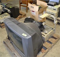 PALLET WITH OVERHEAD PROJECTOR, TV,