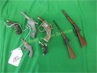 LOT OF SMALL TOY GUNS