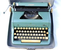 Vintage Royal Typewriter in Case Works Great