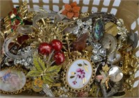 Lot of costume and rhinestone brooches/pins