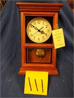 New London mantle clock with pendulum