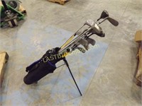 ASSORTED GOLF CLUBS AND BAG