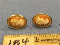 Pair of cameo earrings, screw backs     (k 15)