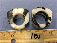 Lot of 2, agate rings, black and white     (k 15)