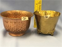 a copper and a brass handmade vases         (a 7)