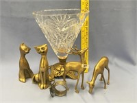 Lot with 4 brass figurines, a stag napkin holder,