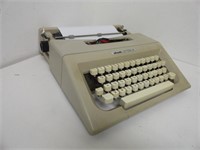 OLIVETTI LETTERA 25 Vintage portable typewriter