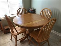 ROUND OAK KITCHEN TABLE AND FOUR ARROW BACK CHAIRS