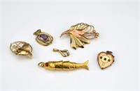 Five gold pins & pendants tw a gf heart pendant