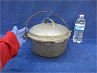 antique wagner "dutch oven" with lid