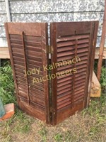 Set of hinged shutters