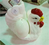 Hen Salt & Pepper set - no makers mark