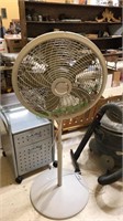 Lasko floor fan, 18 inch, needs a good cleaning