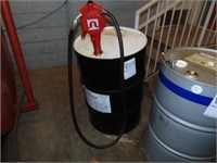 804 55 gallon drum with fill rite crank pump
