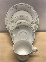 Royal Doulton "classique" 5pc Place Setting