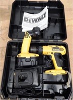 DeWalt 18V Cordless Drill Flashlight Charger Set