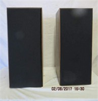 Pair of Paradigm 9s speakers