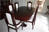 Beautiful Dining Room Table 40.5 x 67.5 x 29.5