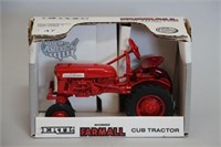 FARMALL CUB TRACTOR 1/16 W. BOX