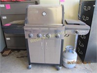 Brinkman gas grill with 2 LP bottles