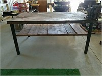 Welding table with vise