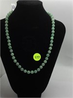 GREEN JADE BEAD NECKLACE WITH 14K YELLOW GOLD CLAS