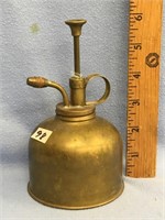 6" brass oil can      (k 150)