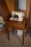 Vtg Singer Sewing Machine in Cabinet