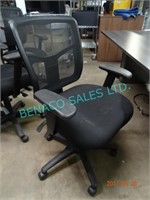 1X, BLACK OFFICE CHAIR W/ ARMS