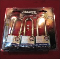 New Masterlock Pad Locks w/ 2 1/2" Shank