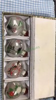 4 snuff bottles in a presentation box each with a