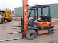 Toyota Fork Lift with 2 Stage Mast