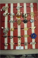 Lot Of Broaches / Pins