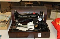 VINTAGE SINGER SEWING MACHINE WITH CASE