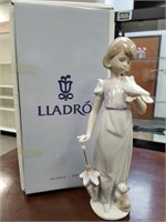 LLADRO PORCEALIN FIGURINE 7611"SUMMER STROLL"