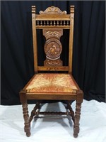 Chaise ancienne en bois sculpté