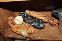 LEATHER BASEBALL GLOVES WITH BALL