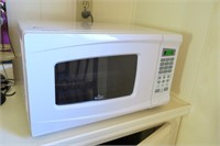 Rival 700 Watt microwave