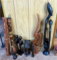 Lot, assorted carved African figurines