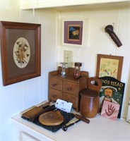 Lot, assorted wooden kitchen decor, iron hot plate