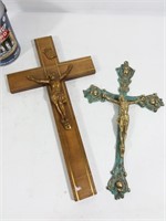 2 Crucifix en bois et métal