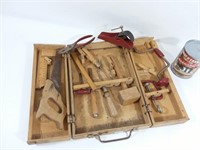 Coffre à outil en bois avec outils vintage
