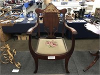 ANTIQUE MAHOGANY VICTORIAN ARM CHAIR WITH