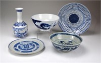 FIVE CHINESE BLUE AND WHITE PORCELAIN PIECES