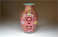 CHINESE FAMILLE ROSE PORCELAIN VASE