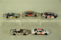 MIXED LOT OF FIVE 1:24 SCALE DIECAST MODEL CARS