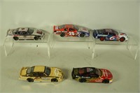 MIXED LOT OF FIVE 1:24 DIECAST MODEL CARS