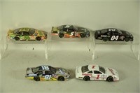 MIXED LOT OF FIVE 1:24 DIECAST MODEL CARS