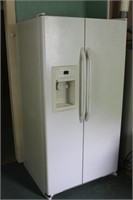 GE Side by Side Refrigerator w/ In Door Water/Ice